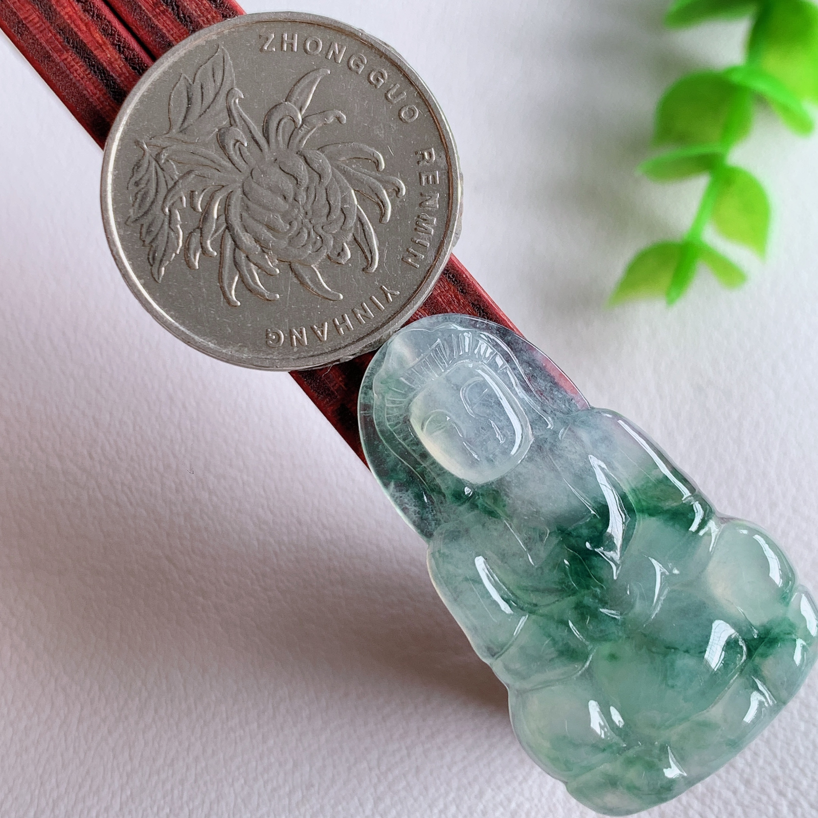 冰润精雕飘花观音吊坠，法相端庄大气，工艺精湛，种色浓郁，细腻饱满冰润，种老水足，收藏佳品，佩戴大气  W03.20 尺寸：36-22-3.8mm