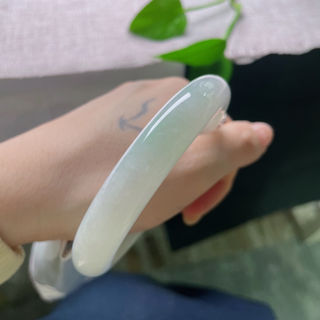 白底正圈，色线，素白通透，底色干净清润，简约素雅，诠释大道至简的腕间美感。ss57741a