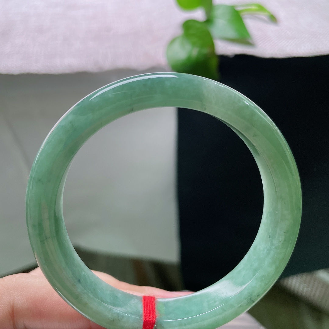 绿底正圈，晶体感，浅绿浸融冰种玉，腕间自带山间清泉。ss57684a。
