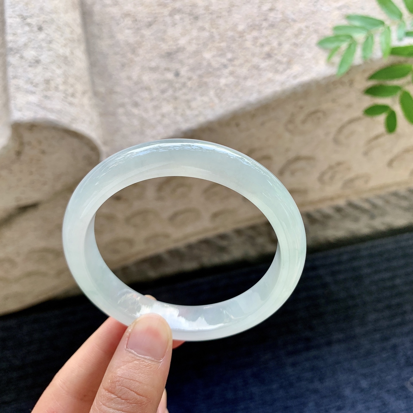 正圈57 58，圈口58/12.4/8，编码AD082305，描述冰糯晴底，水润，种老，细腻，无裂。