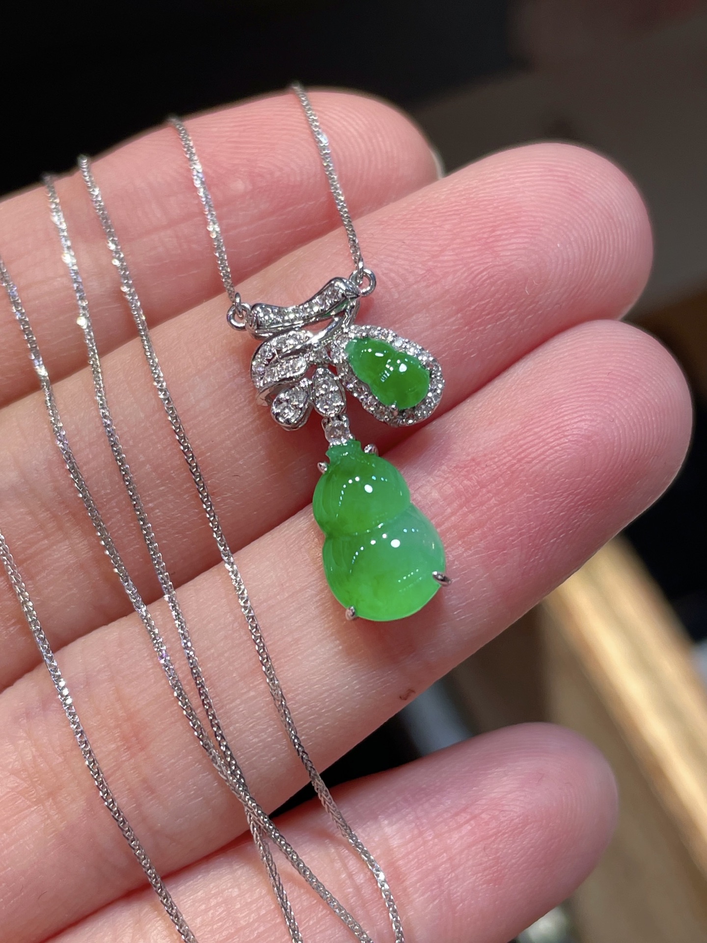 ️含18k金链子 ️性比 超美辣绿晚装款翡翠葫芦项链 高冰辣绿色，颗颗饱满起光，性比很高 18k金镶嵌，值得收藏，10.7-7.2-3.3
