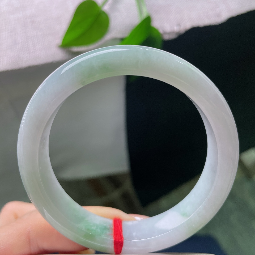 飘绿正圈，晶体纹，素白镯底晕染几缕清新飘绿，清雅内敛，不张扬不浓烈，自带温婉恬静的氛围感。ss578