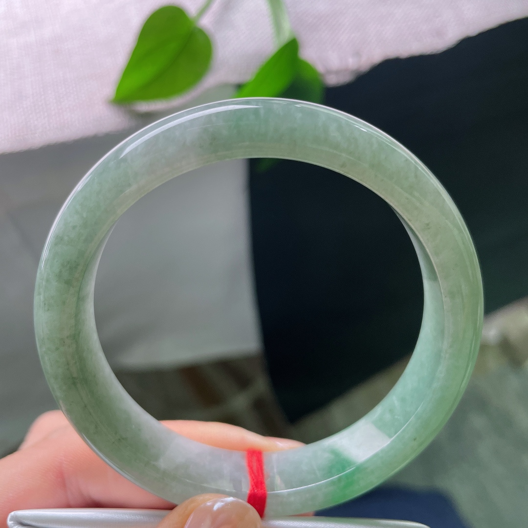 油青正圈，无裂，玉质细腻通透，水头充足，镯身自带盈盈水光，上手清润感十足。ss57750a