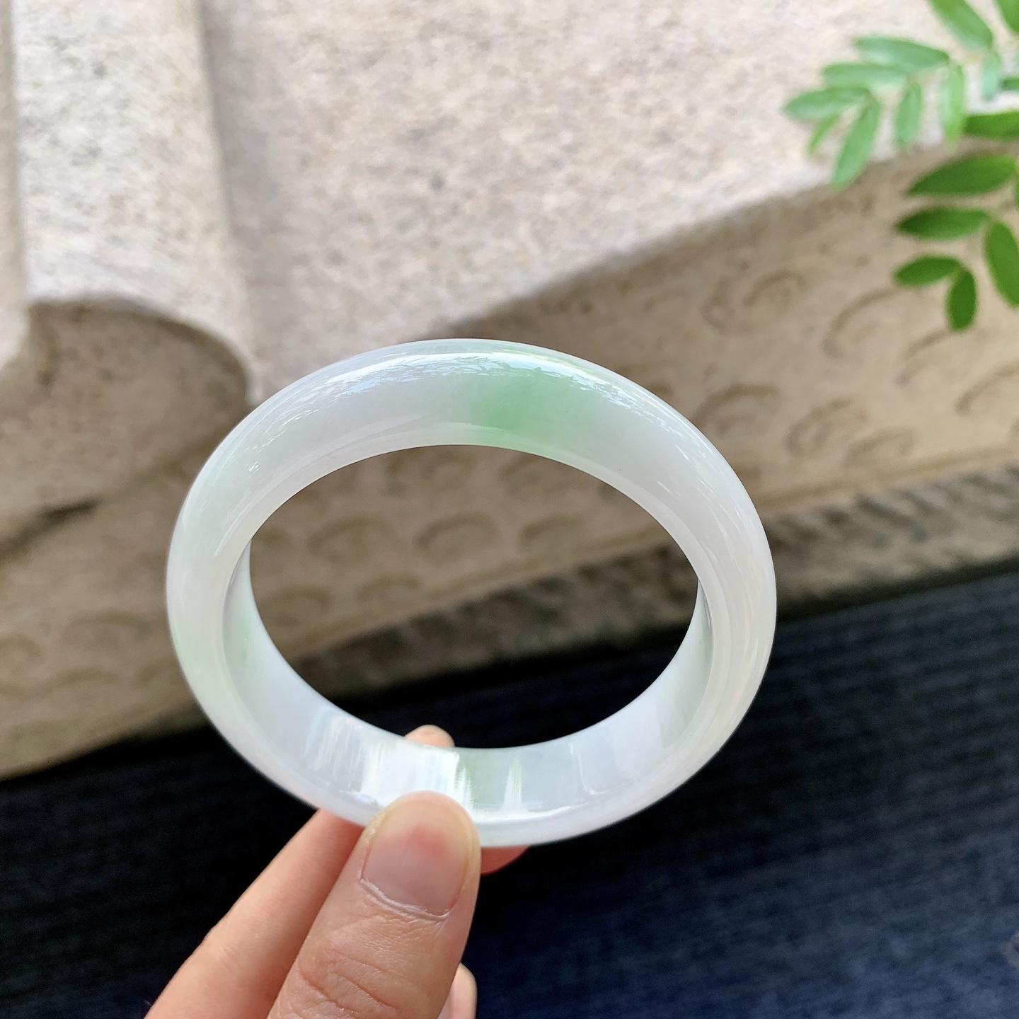 正圈56 57，圈口57.2/14.6/8，编码AD082310，细糯飘绿，水润，种老，细腻，无裂。