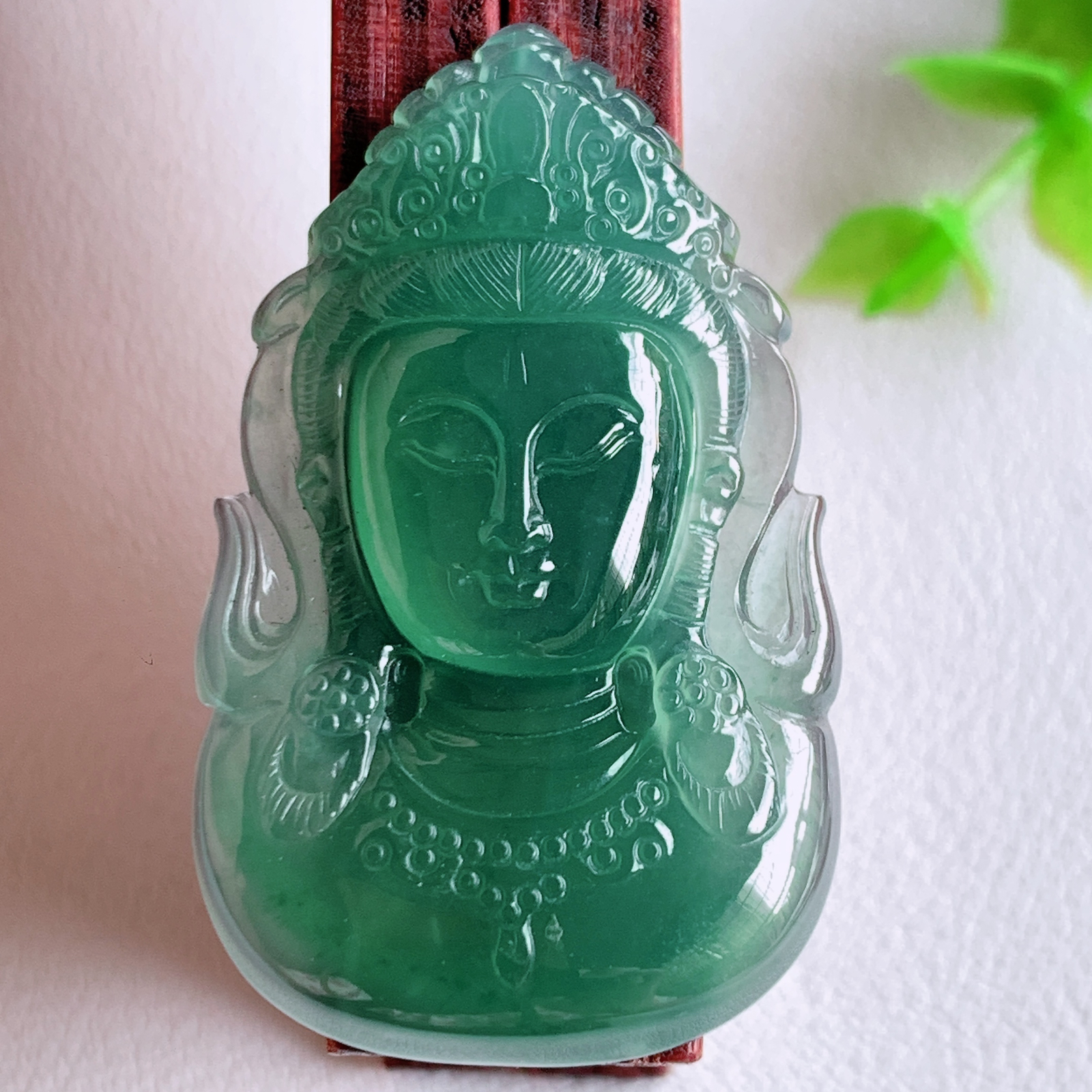 蓝冰精雕观音吊坠，法相端庄大气，工艺精湛，种色浓郁，细腻饱满冰润，种老水足，收藏佳品，佩戴大气  W