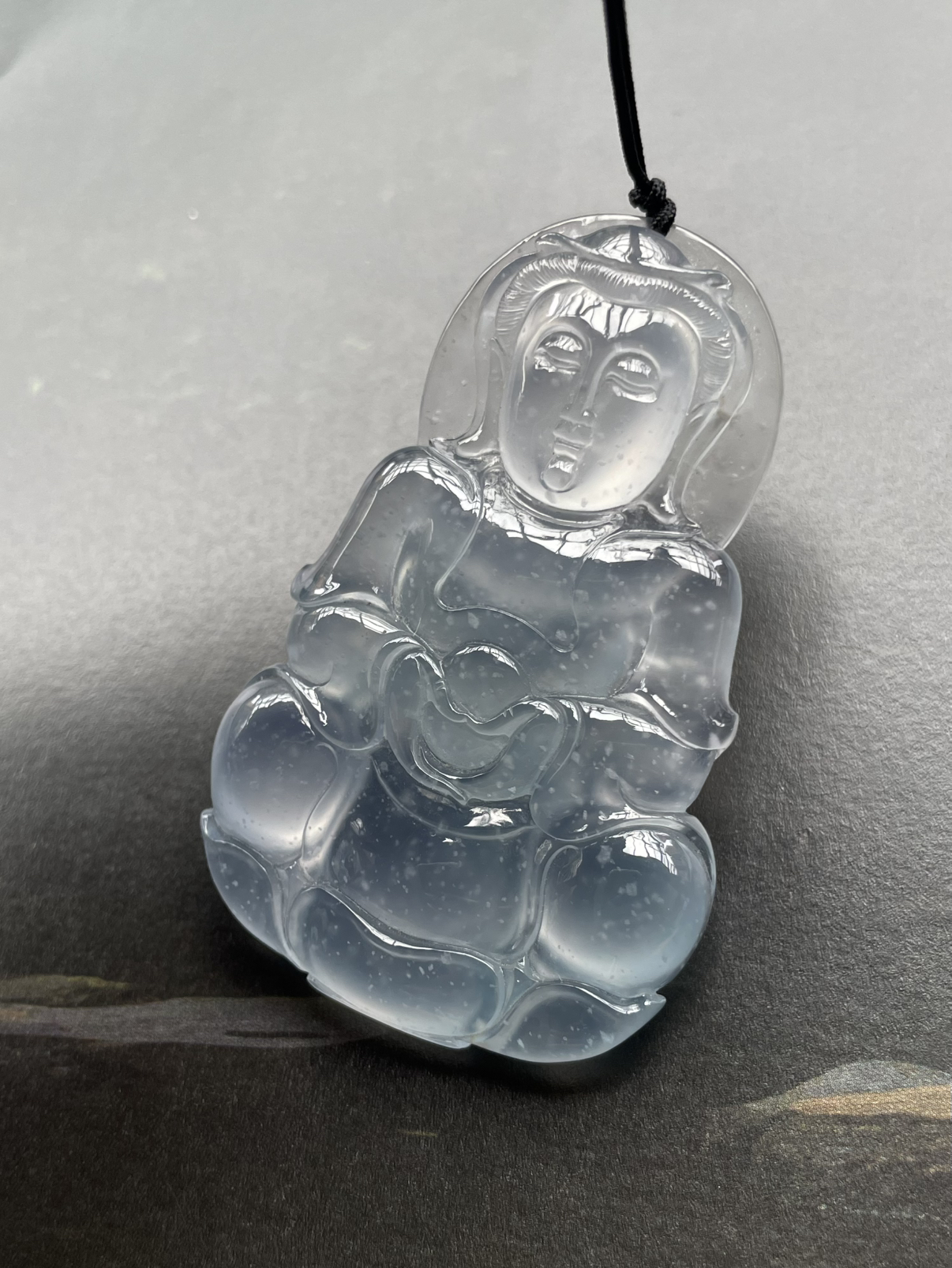 【冰种观音吊坠】老坑雪花棉，料子通透闪亮，质地致密，种老起强胶感，人物面部开脸生动，雕刻很精细，表情端庄祥和。