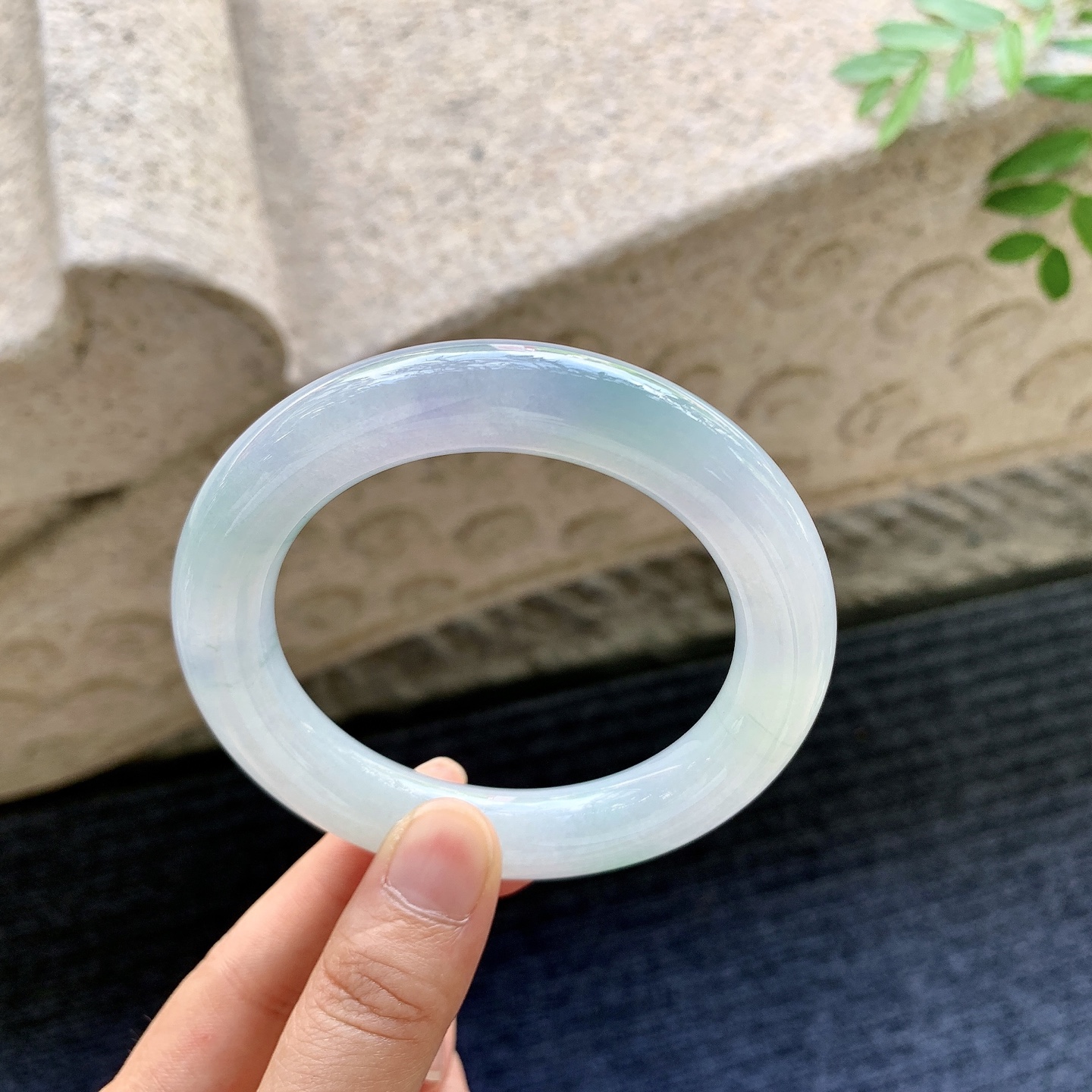 圆条56 57，圈口57.4/12.2/11.8，编码GL082340，冰糯，水润，种老，细腻，打灯有棉线