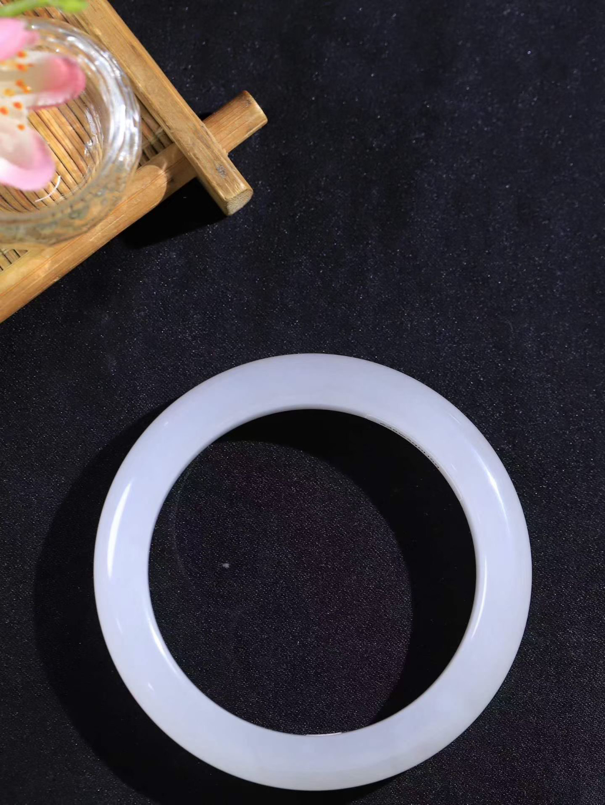 一见倾心.手镯

精品️和田玉手镯，玉质温润细腻 油性十足 手感舒适，高华雅逸，线条流畅，简约大气，美自天成，素雅高贵。佩戴于腕间，婉约之美，举手投足间透出那低调奢华。重57.32克  内径56mm尺寸12-9.2mm  5680336A