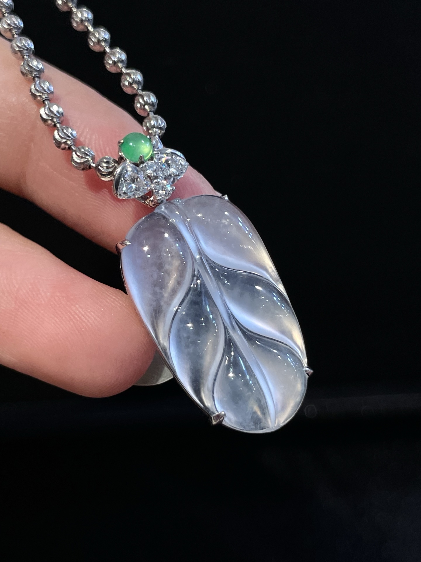 9K叶子吊坠，冰透起强荧光，通透纯净，叶脉线条流畅立体，搭配蝴蝶钻石花托，冷暖撞色精致灵动。尺寸：整体31.5*14.3*5.9裸石23.6