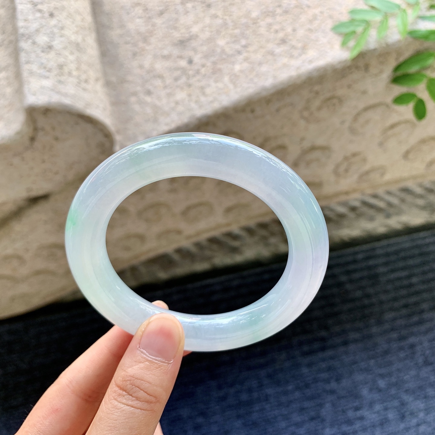 圆条56 57，圈口57.4/12.2/11.8，编码GL082340，冰糯，水润，种老，细腻，打灯有棉线