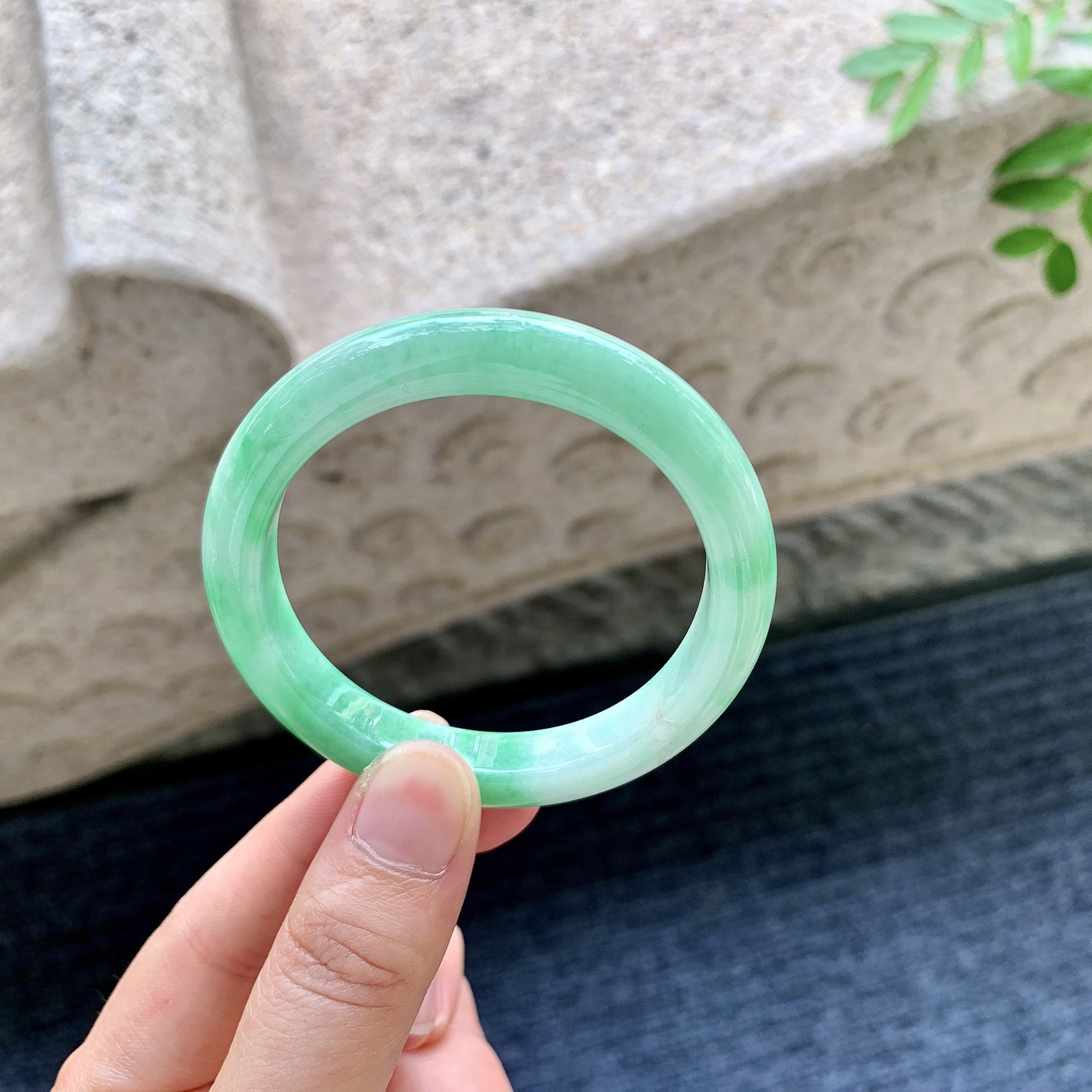 正圈49 50，圈口50.2/9/7.5，编码T1082319，细糯飘绿，水润，种老，细腻，有纹线