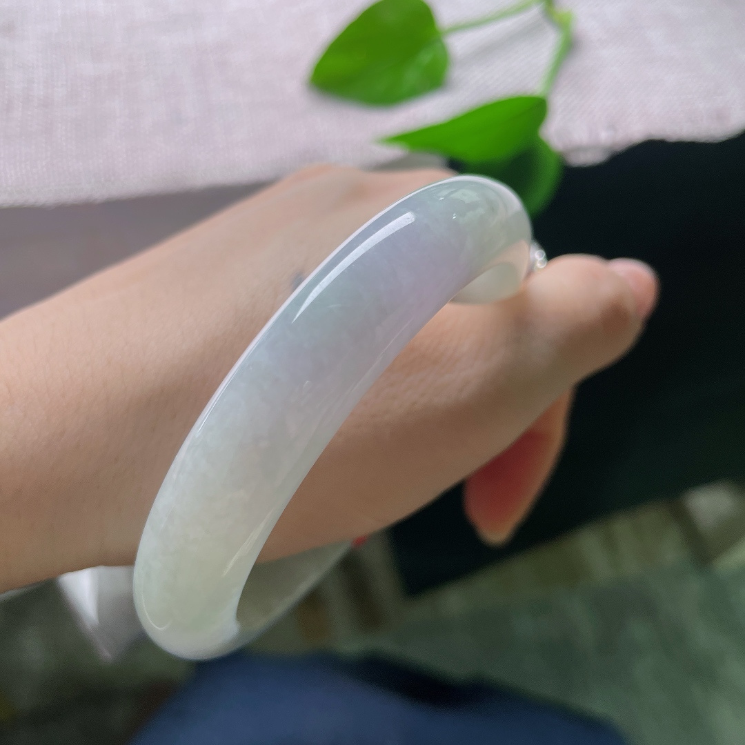 61.9/12.7/9.3，淡紫正圈，晶体纹，浅淡紫色温柔晕开，玉质温润细腻，柔光缓缓萦绕镯，自带安静含蓄的温婉气息。ss57737a