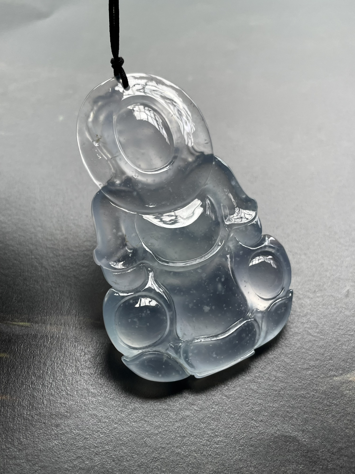 【冰种观音吊坠】老坑雪花棉，料子通透闪亮，质地致密，种老起强胶感，人物面部开脸生动，雕刻很精细，表情端庄祥和。