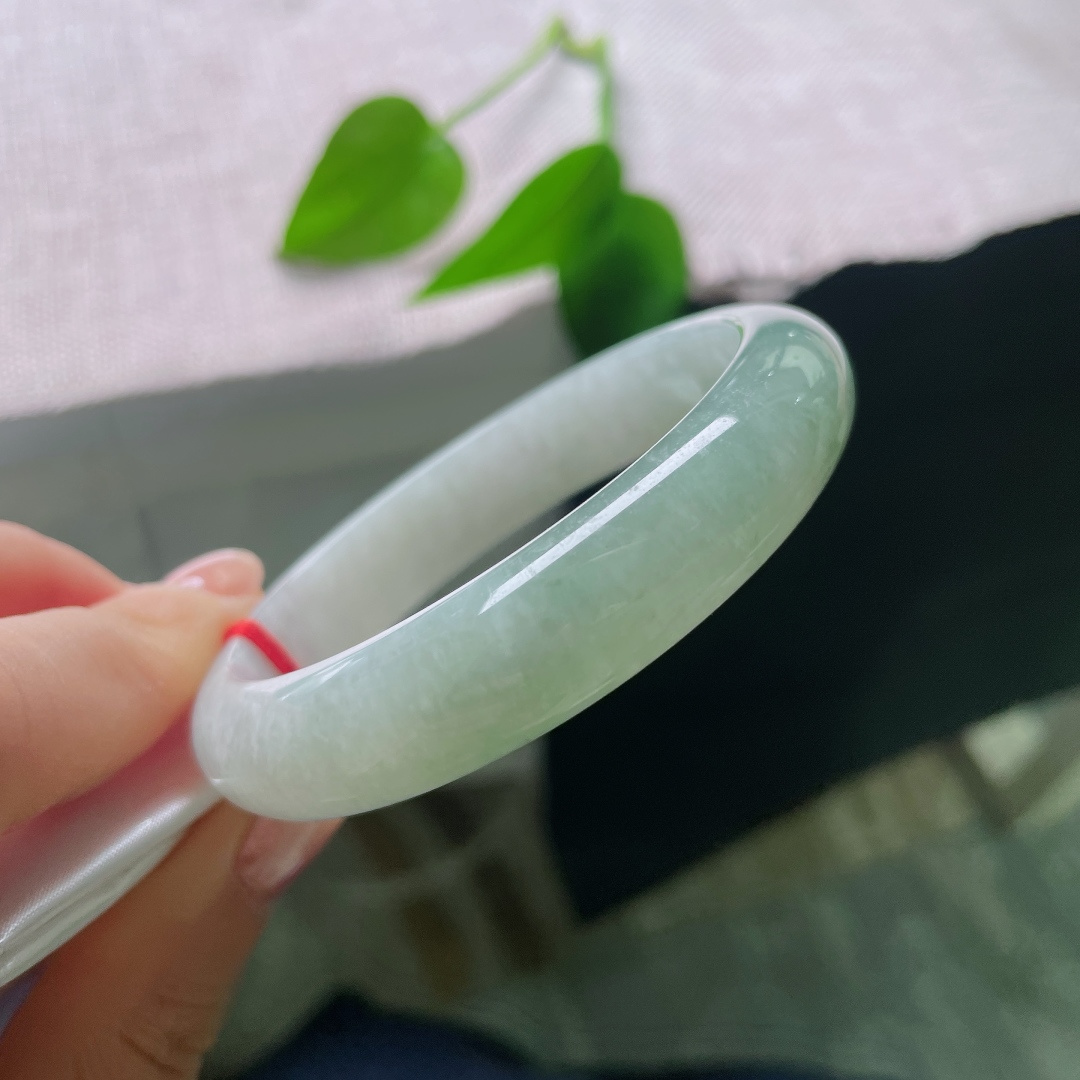 油青正圈，皮纹，深青如水，色泽温润厚重，玉质油润顺滑，越戴越能品出内敛的韵味。ss57751a