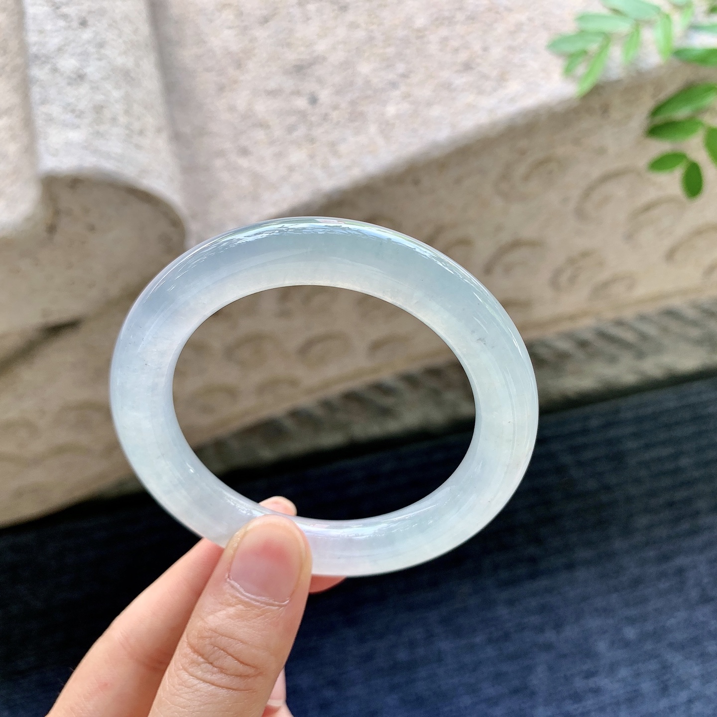 圆条52 53,【圈口】53/10/10.4,【编码】C5082332,【描述】糯冰底色，水润，种老，细腻，打灯有絮线