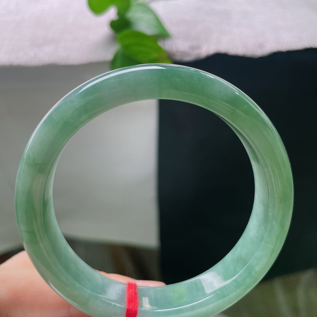 绿底正圈，无裂，种老 油润，色泽内敛温润，上手成熟端庄、大方得体，尽显雅致大气的从容气质。ss57730a。