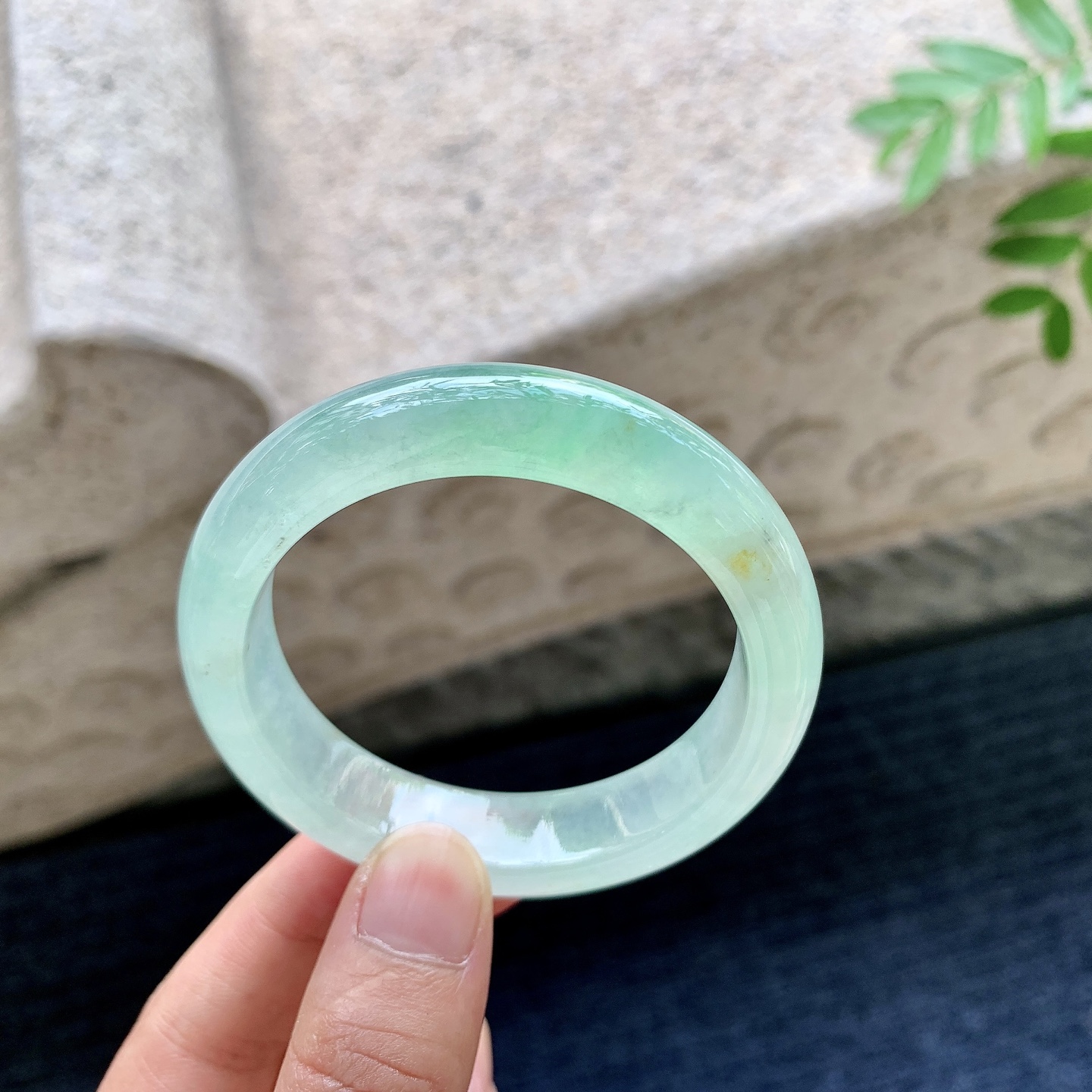 正圈49 50，圈口50/12.4/8，编码DZ082303，冰糯飘绿，水润，种老，细腻，打灯有棉线