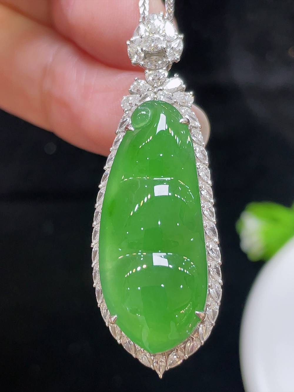 ️【高冰阳绿，福豆】大件饱满，通透水润，玉质细腻，翠色鲜艳，18k金奢华钻石镶嵌️，29.5-12.3-4.3