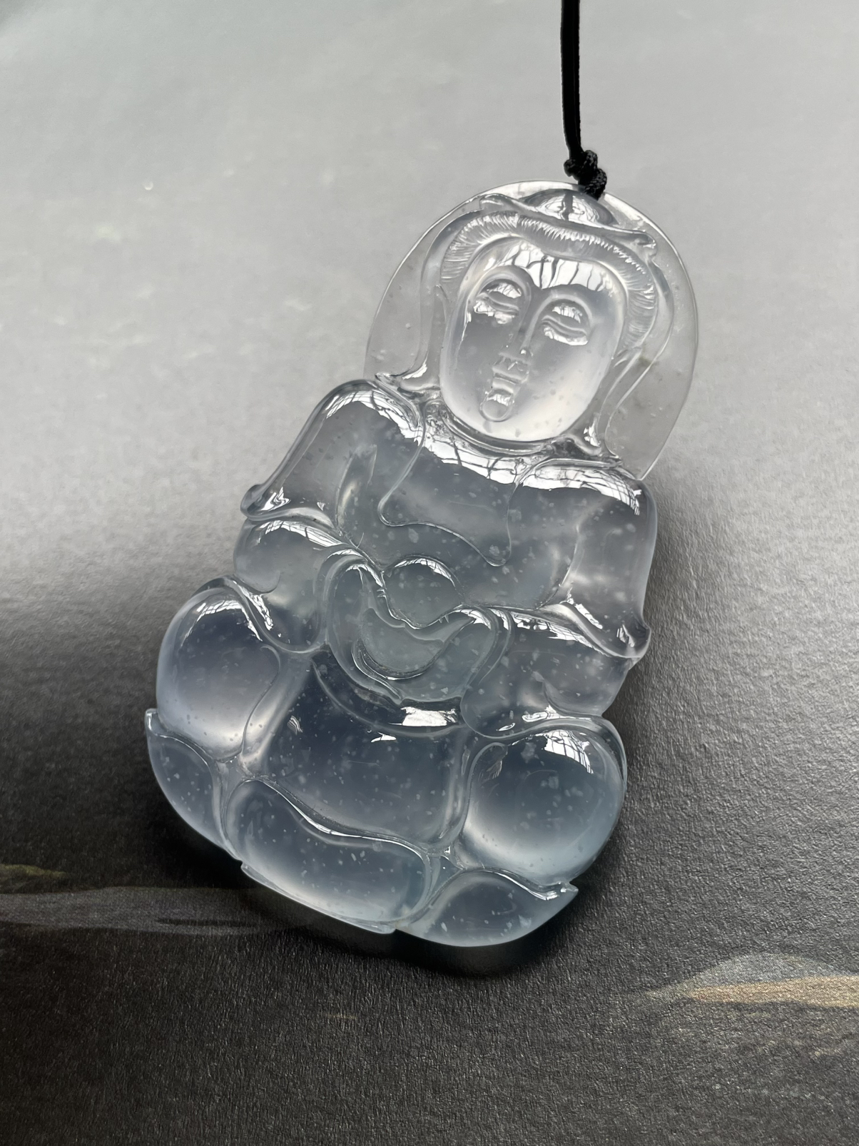 【冰种观音吊坠】老坑雪花棉，料子通透闪亮，质地致密，种老起强胶感，人物面部开脸生动，雕刻很精细，表情端庄祥和。