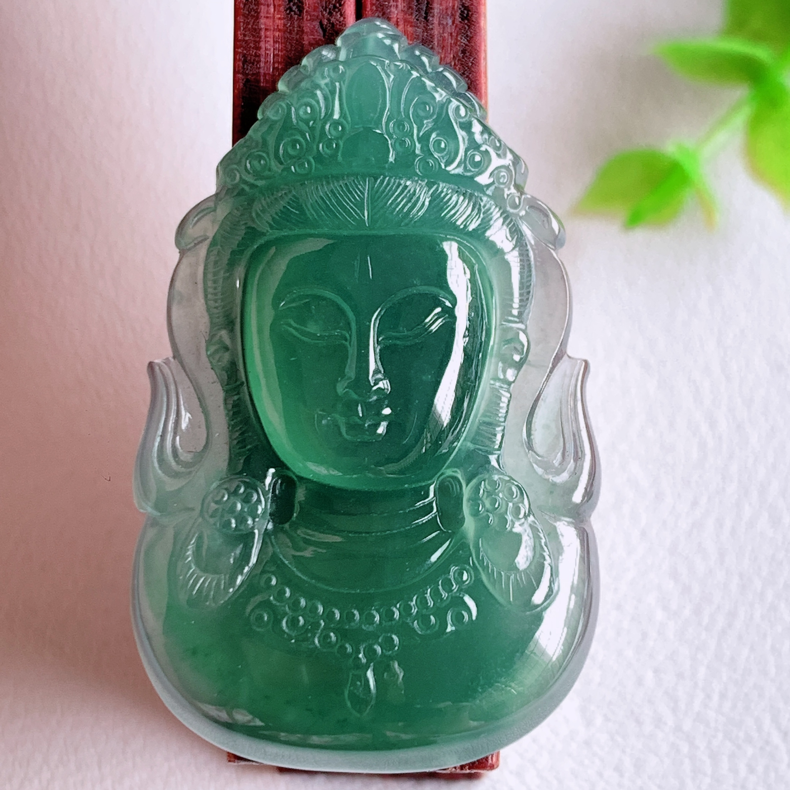 蓝冰精雕观音吊坠，法相端庄大气，工艺精湛，种色浓郁，细腻饱满冰润，种老水足，收藏佳品，佩戴大气  W03.20  尺寸：41.2-24.8-5.6mm