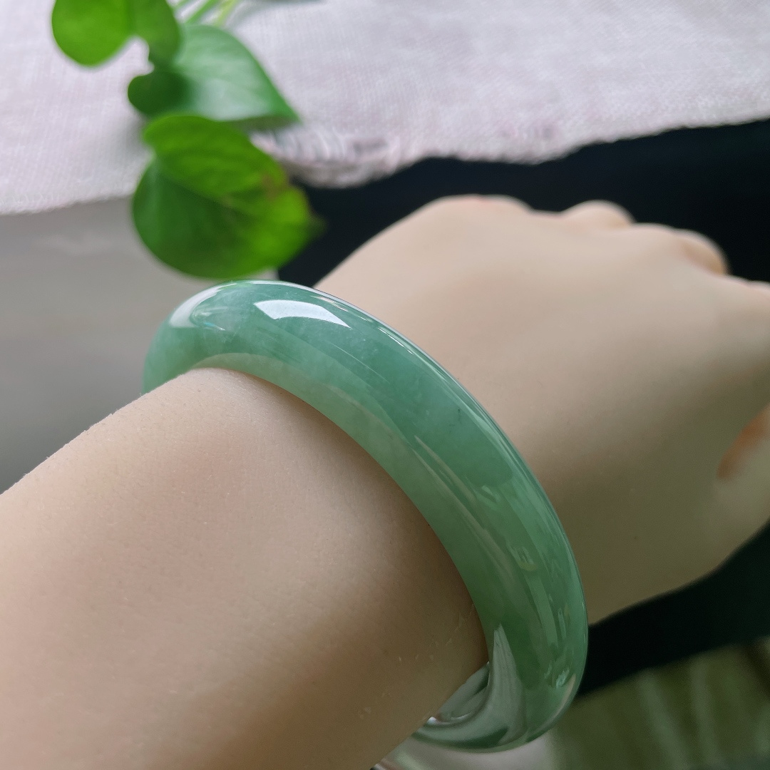 绿底正圈，无裂，种老 油润，色泽内敛温润，上手成熟端庄、大方得体，尽显雅致大气的从容气质。ss57730a。
