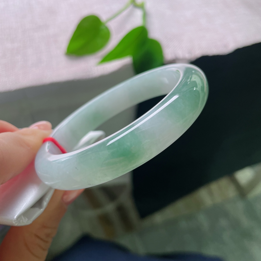 油青正圈，无裂，深浅错落的绿花随性散落在镯身，如同水墨晕染，每一处花纹都。ss57856a