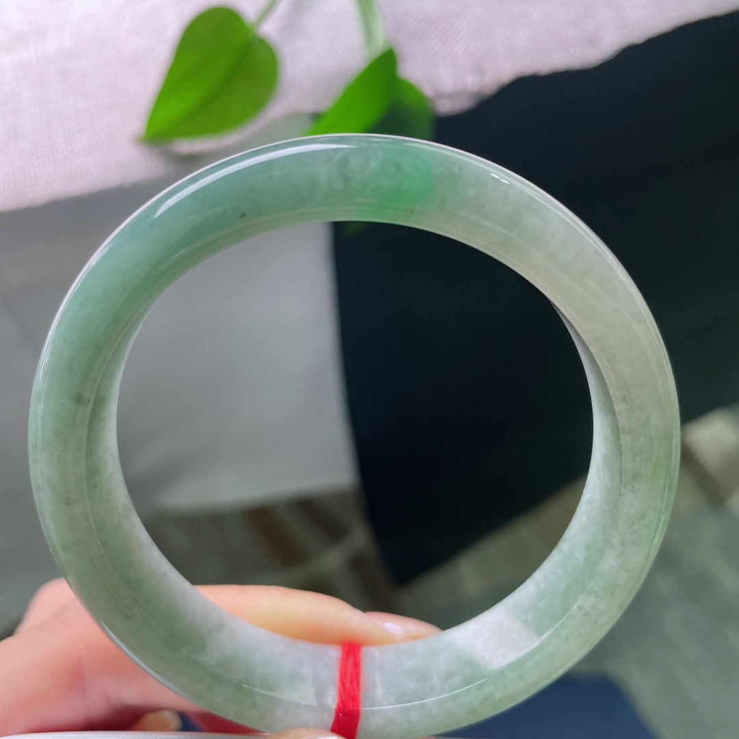 油青正圈，无裂，玉质细腻通透，水头充足，镯身自带盈盈水光，上手清润感十足。ss57750a