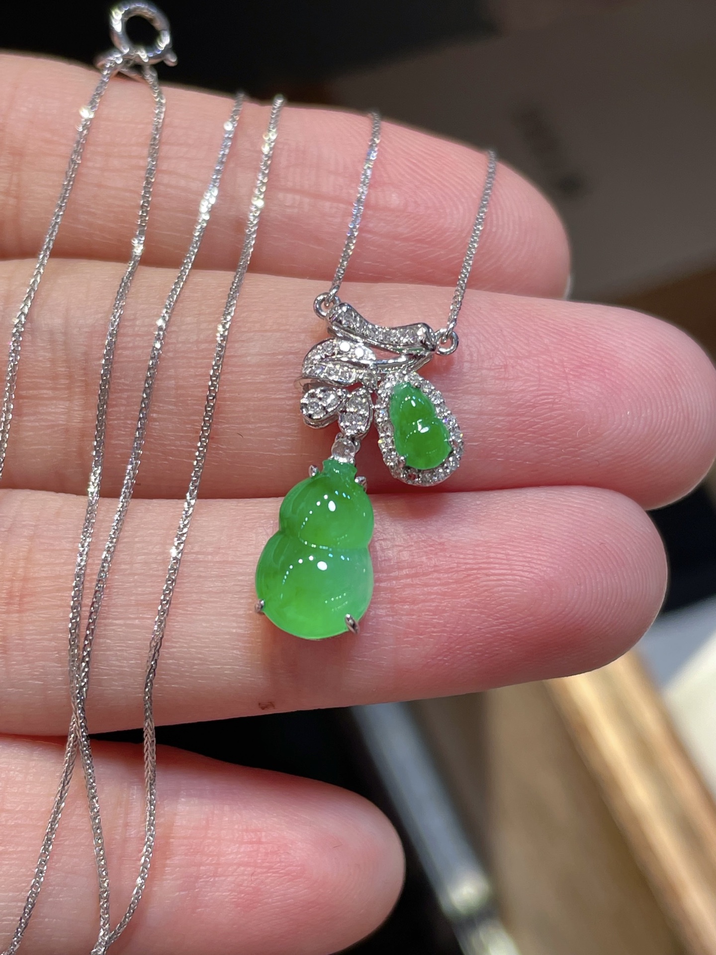 ️含18k金链子 ️性比 超美辣绿晚装款翡翠葫芦项链 高冰辣绿色，颗颗饱满起光，性比很高 18k金镶嵌，值得收藏，10.7-7.2-3.3