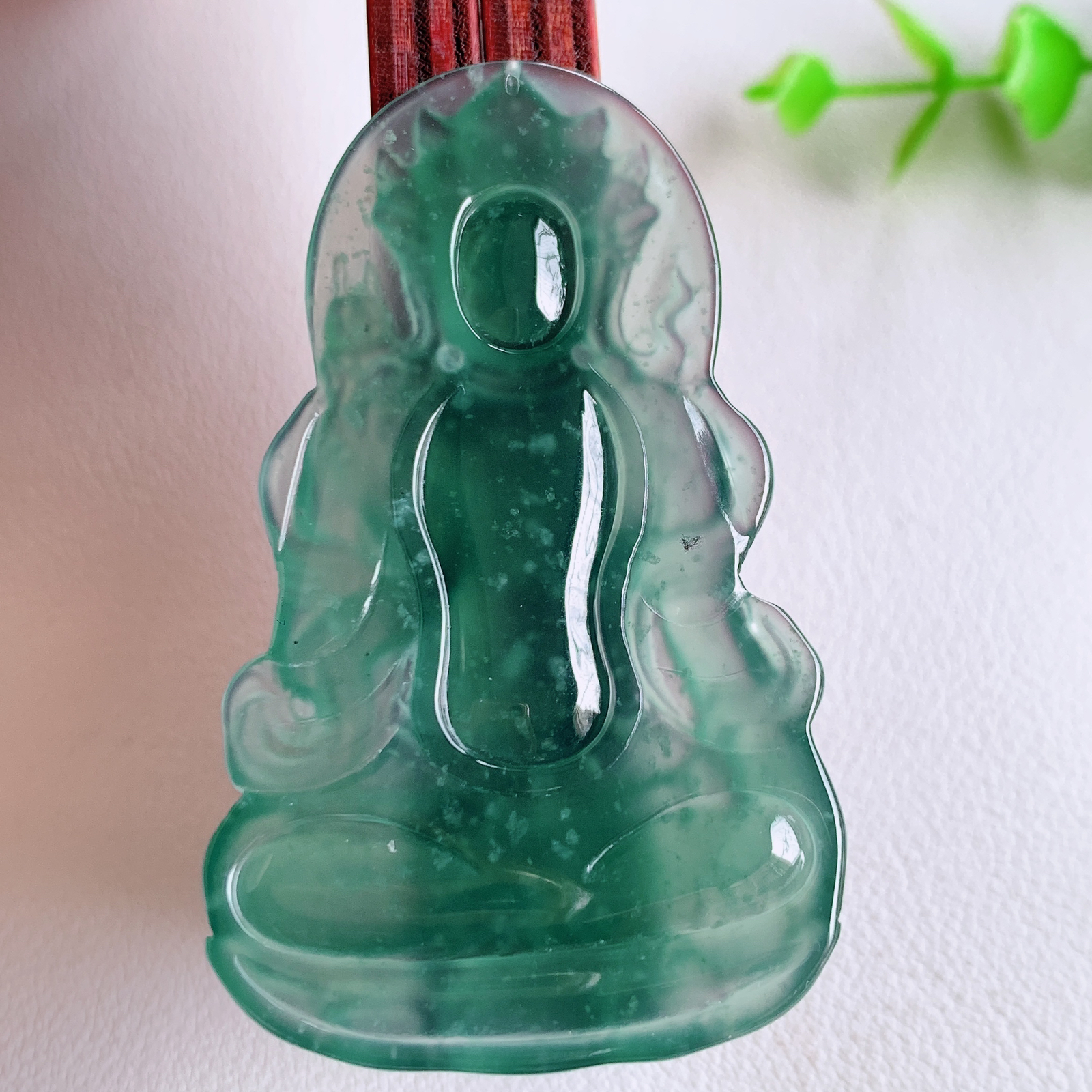 蓝冰精雕观音吊坠，法相端庄大气，工艺精湛，种色浓郁，细腻饱满冰润，种老水足，收藏佳品，佩戴大气  W03.20  尺寸：57-34.3-4.6mm