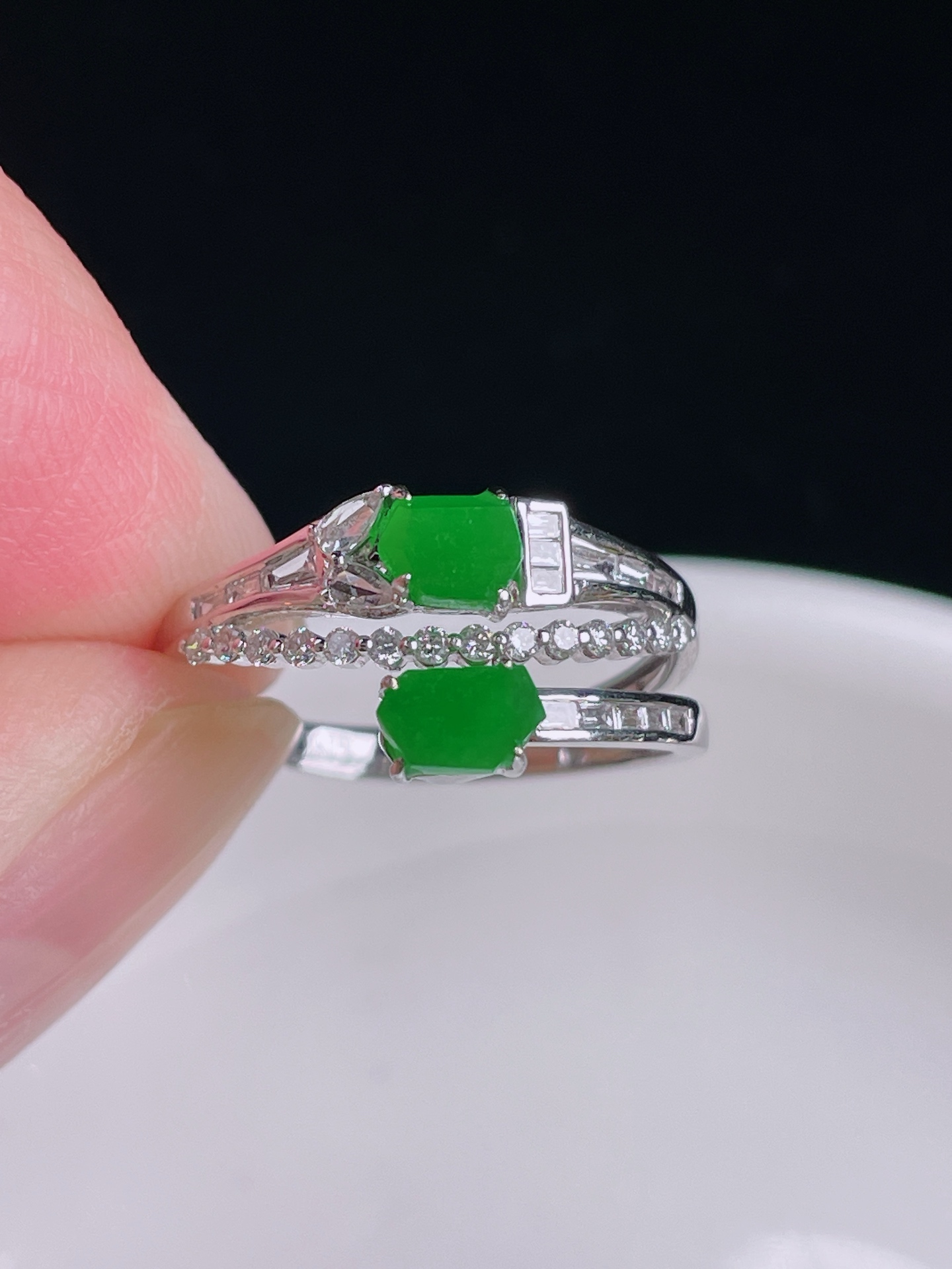 辣绿戒指，18k镶嵌，老种起光，细底通透，尺寸：裸石5.6/3.6/2mm0822