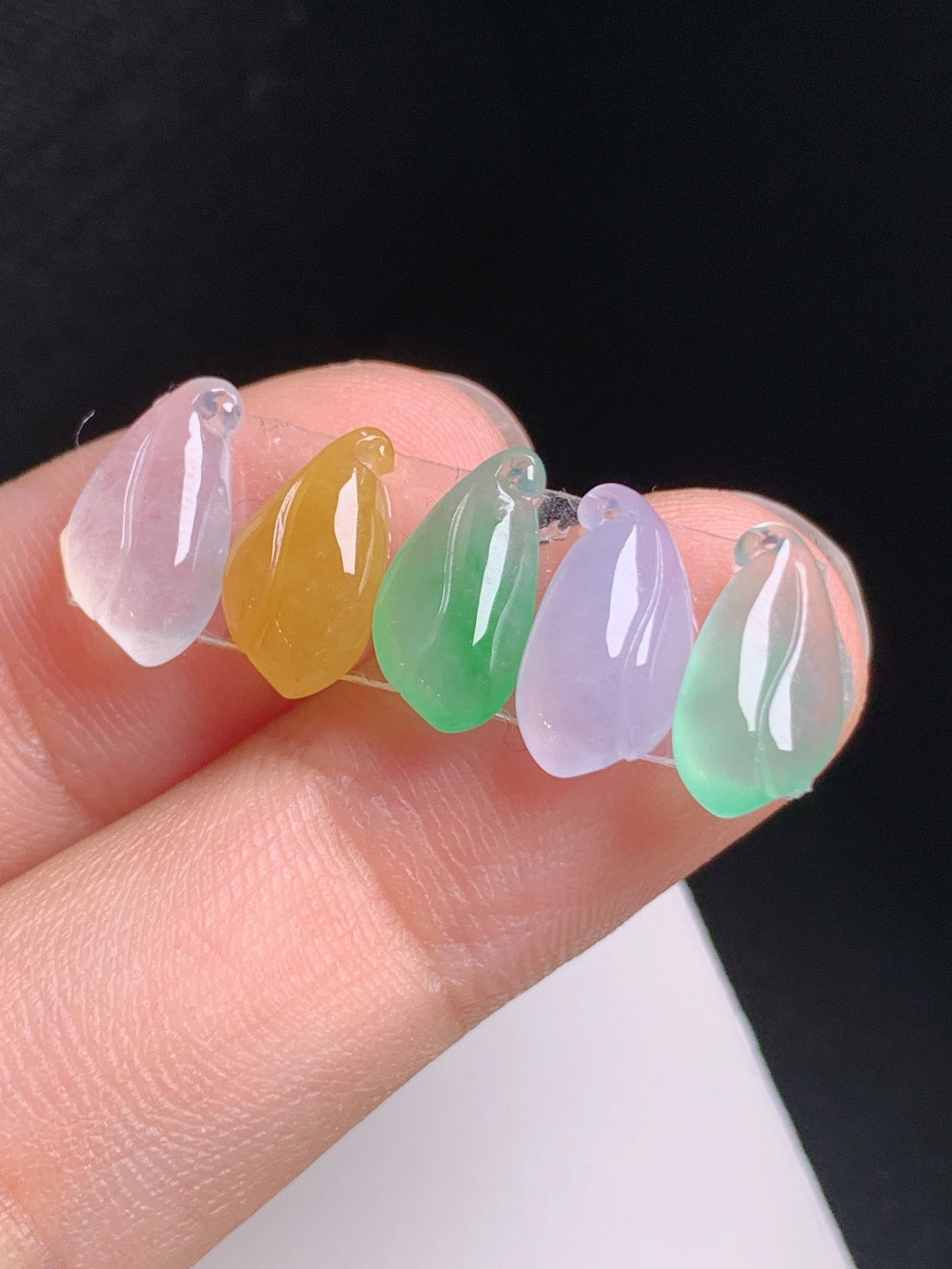 多宝福瓜裸石一手，色彩缤纷，水头清亮，清雅脱俗