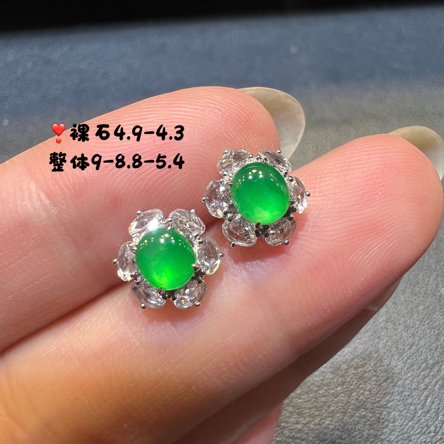 18k金钻石镶嵌冰种起光阳绿翡翠蛋面耳钉天然缅甸A货精品