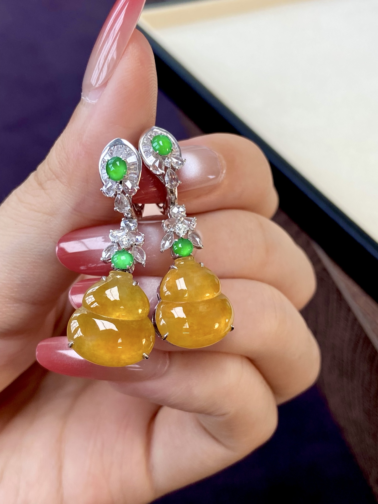 ️高冰种黄翡葫芦耳坠，品相无敌，明媚招财色，摇曳间尽显灵动贵气，是一眼惊艳的存在：35.8-13.4-8，裸石：14.3-13.4-3.6mm，无裂。