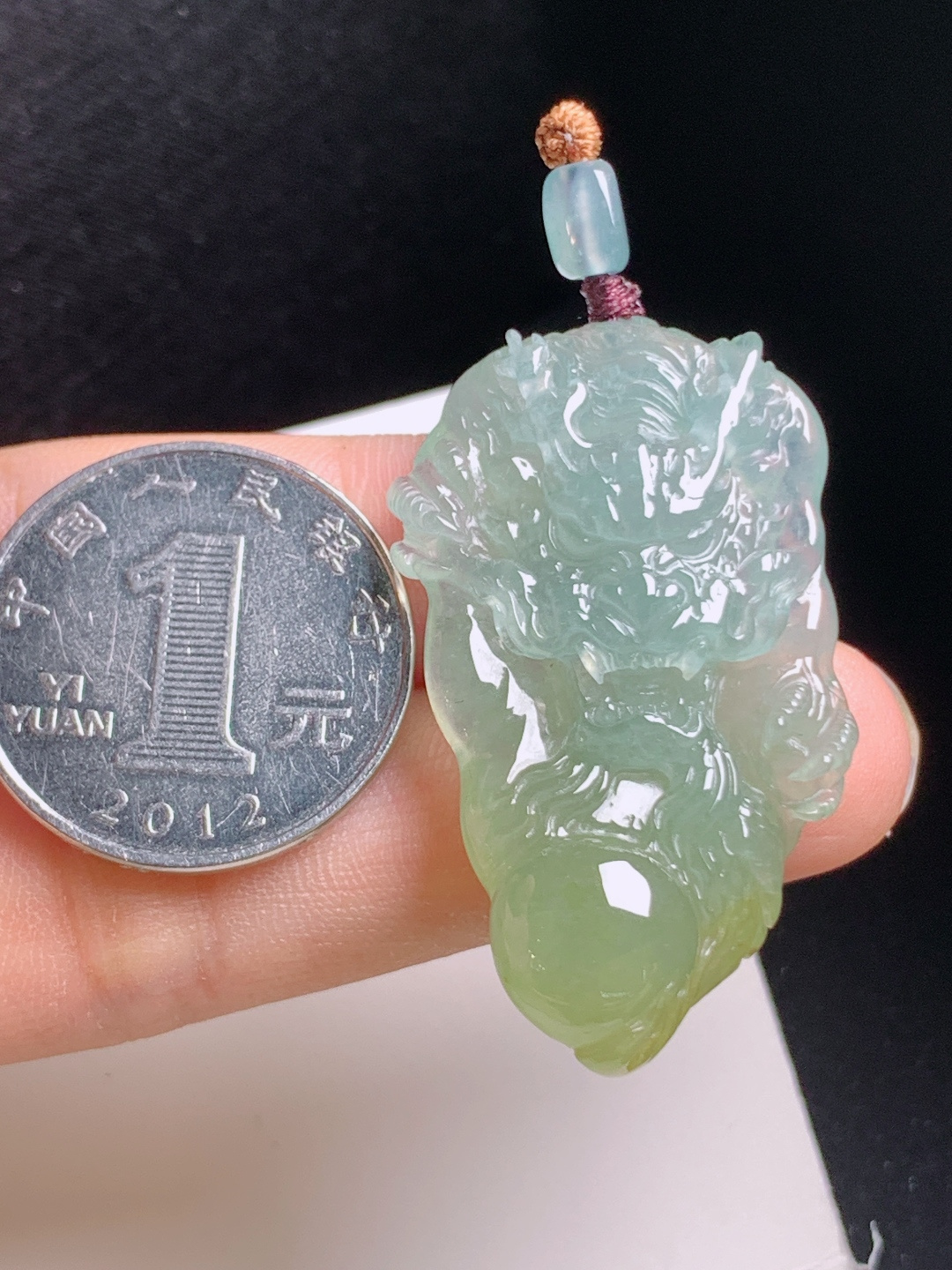 冰黄翡龙牌，种水通透，雕工立体，威武大气