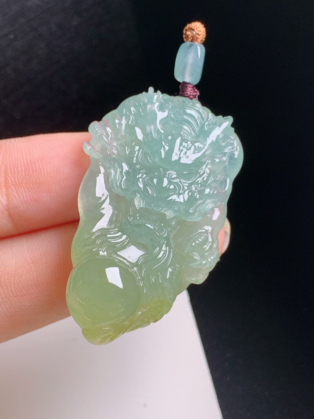 冰黄翡龙牌，种水通透，雕工立体，威武大气