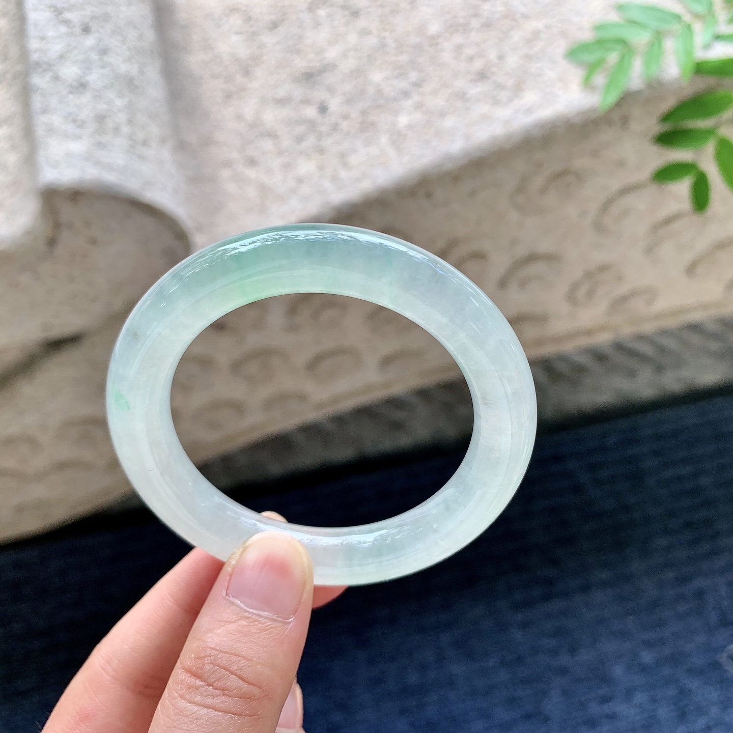 圆条49 50,圈口50.1/10/9.7,编码DZ082308,冰糯飘绿，水润，种老，细腻，打灯有棉纹