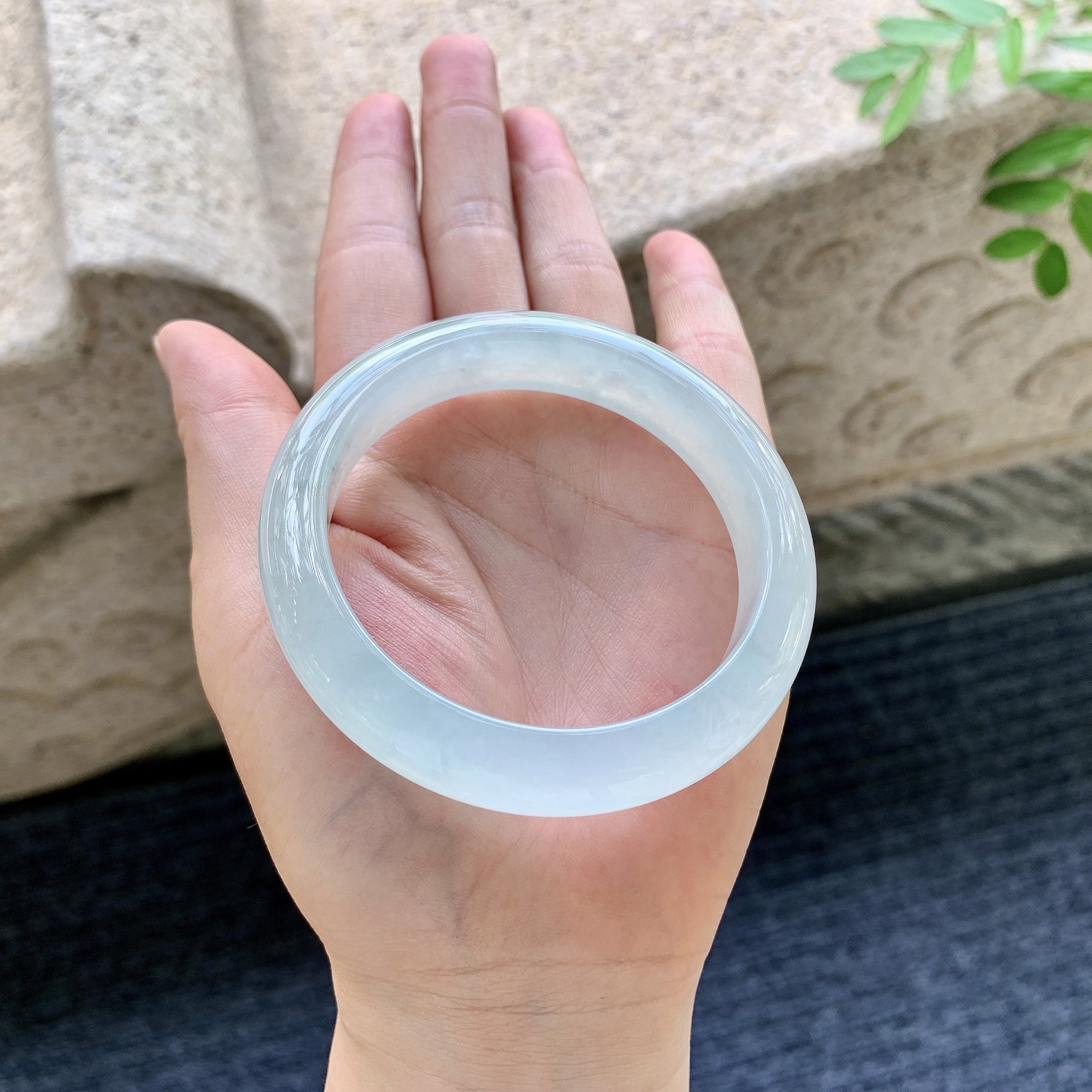 正圈55 56,圈口56/12/8.5,编码C5082331,冰糯晴底，水润，种老，细腻，打灯有絮线