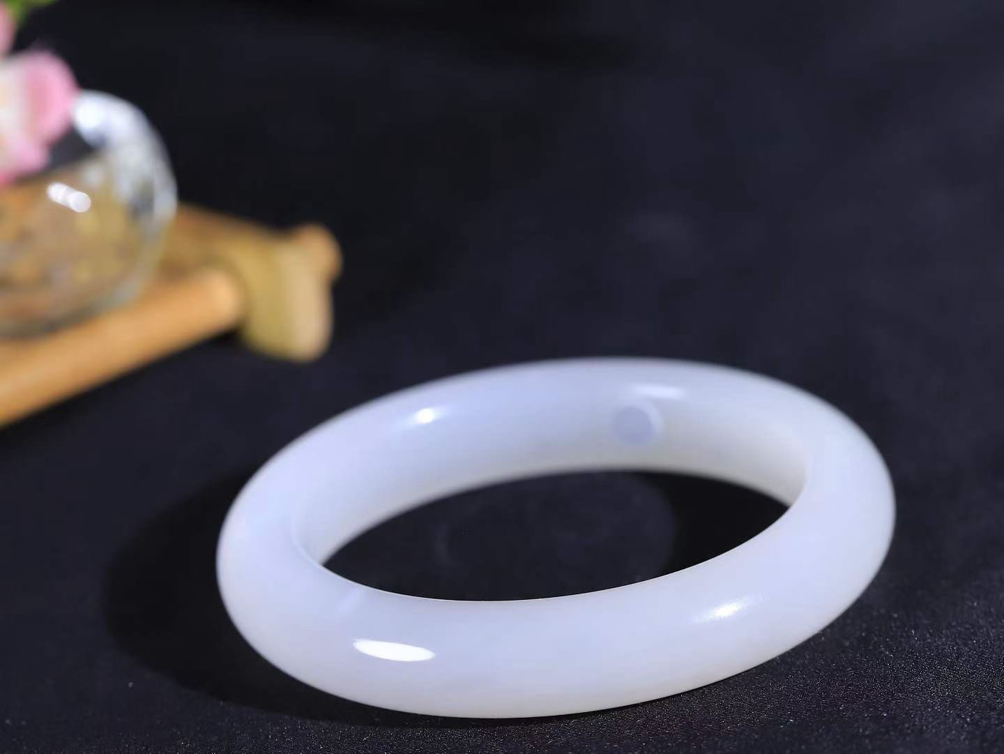 一见倾心.手镯

精品️和田玉手镯，玉质温润细腻 油性十足 手感舒适，高华雅逸，线条流畅，简约大气，美自天成，素雅高贵。佩戴于腕间，婉约之美，举手投足间透出那低调奢华。重57.32克  内径56mm尺寸12-9.2mm  5680336A