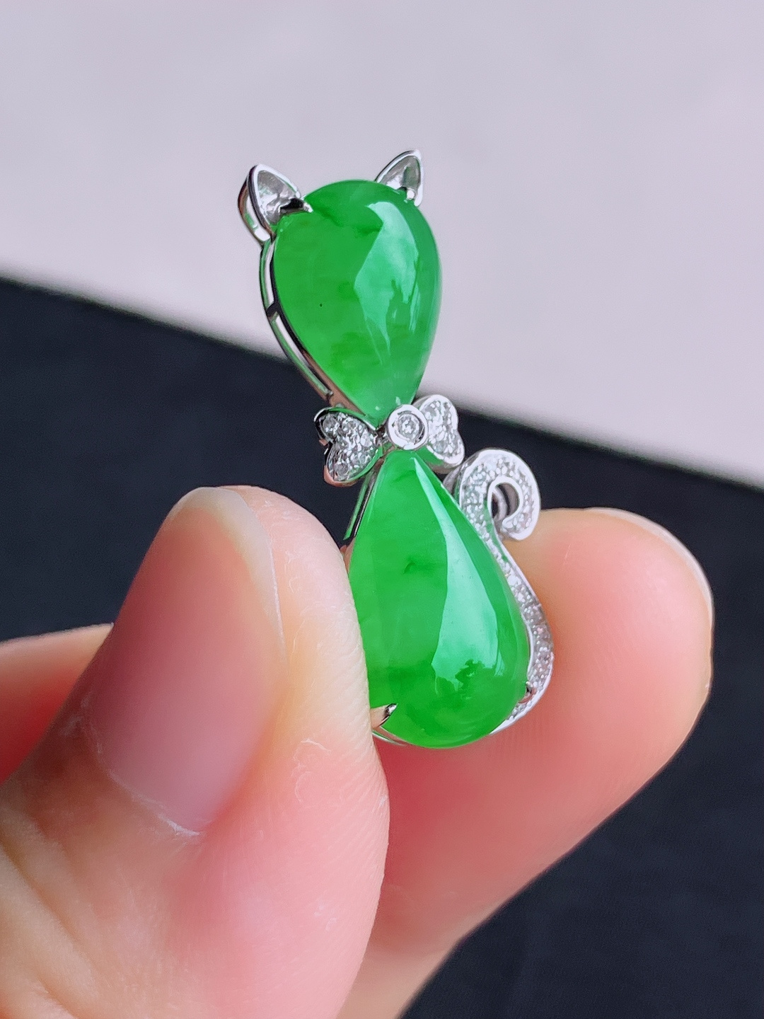 翠绿猫咪吊坠，简约时尚，尺寸27.6/13.6/8.8/7/自然光实拍