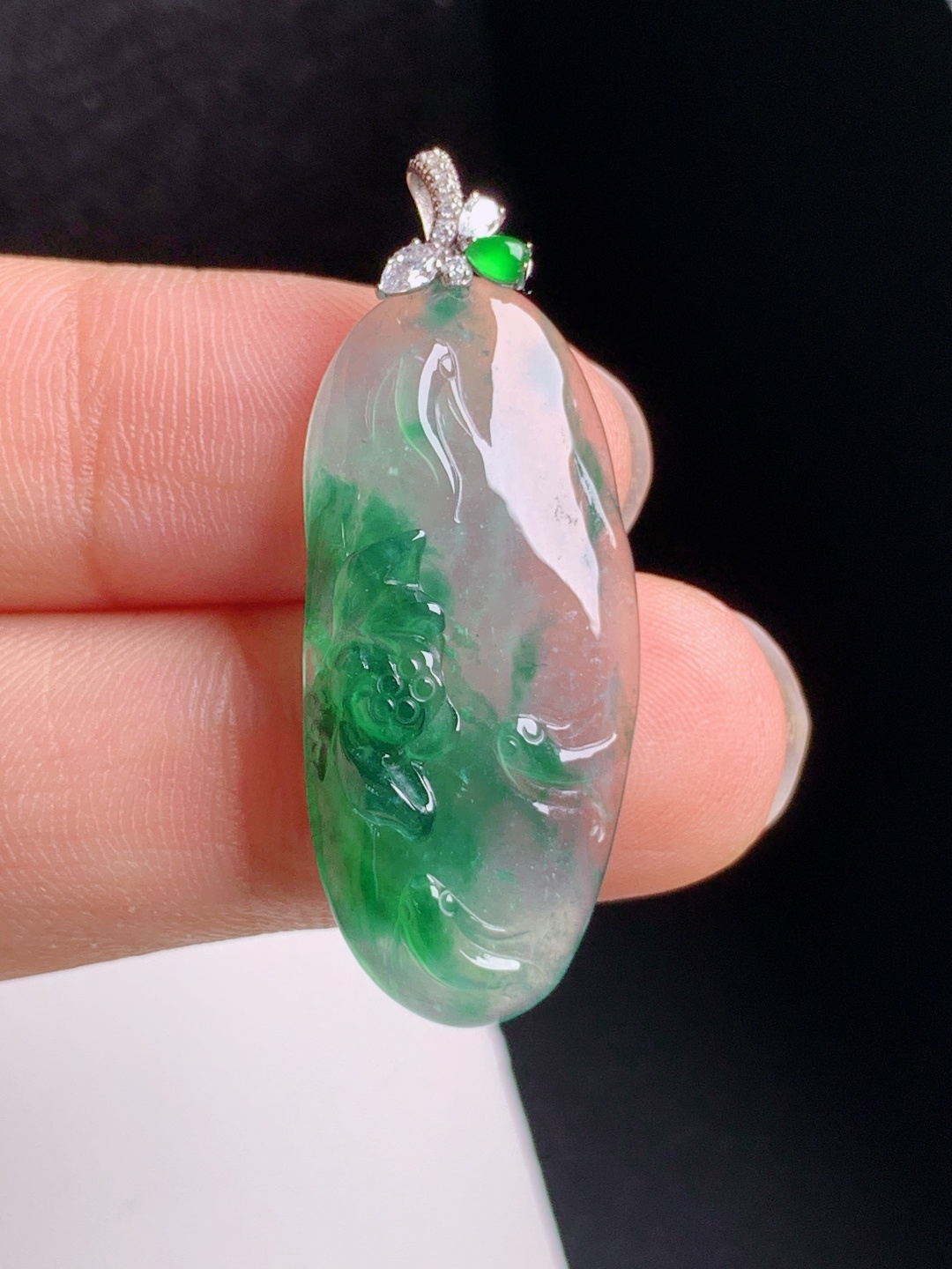 冰种飘花莲花吊坠，翠色浓郁，雕工雅致，和和美美，530819