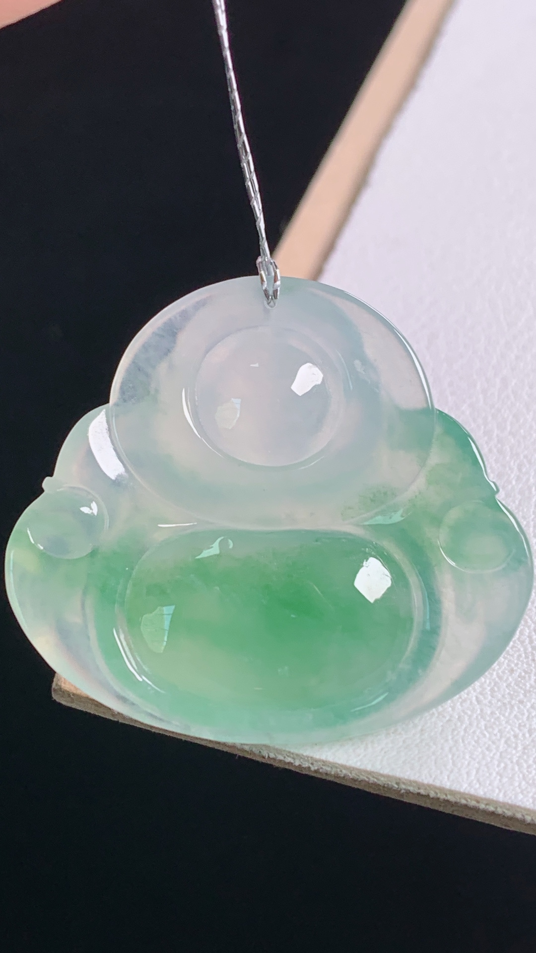 冰飘绿佛公，翠色灵动，清爽水润，无裂，尺寸:30.9-35.0-6.2mm