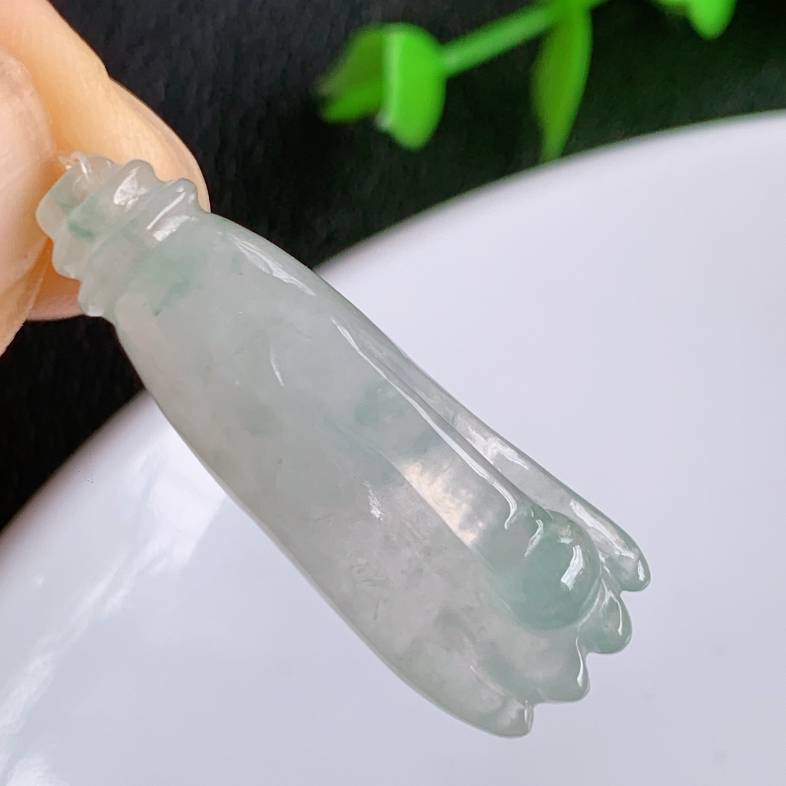 冰润掌上明珠  妙手生财吊坠。玉质细腻 做工精细，精雕纤长佛手，指尖柔美 手执圆润宝珠，有人生运筹帷幄 尽在掌握之意，还有爱不释手 妙手生财的美好寓意。象征着吉祥如意 福寿安康 人生如意 横财到手  W49.20 尺寸：31.5-11.3-7.5mm