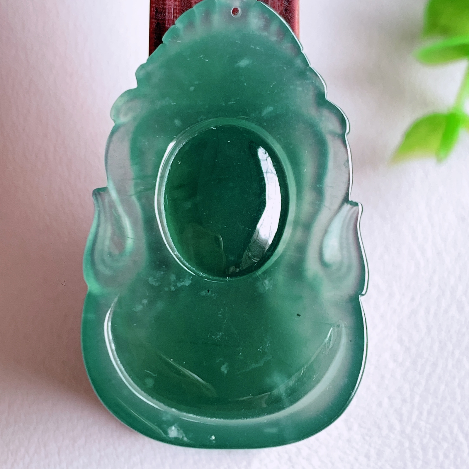 蓝冰精雕观音吊坠，法相端庄大气，工艺精湛，种色浓郁，细腻饱满冰润，种老水足，收藏佳品，佩戴大气  W03.20  尺寸：41.2-24.8-5.6mm