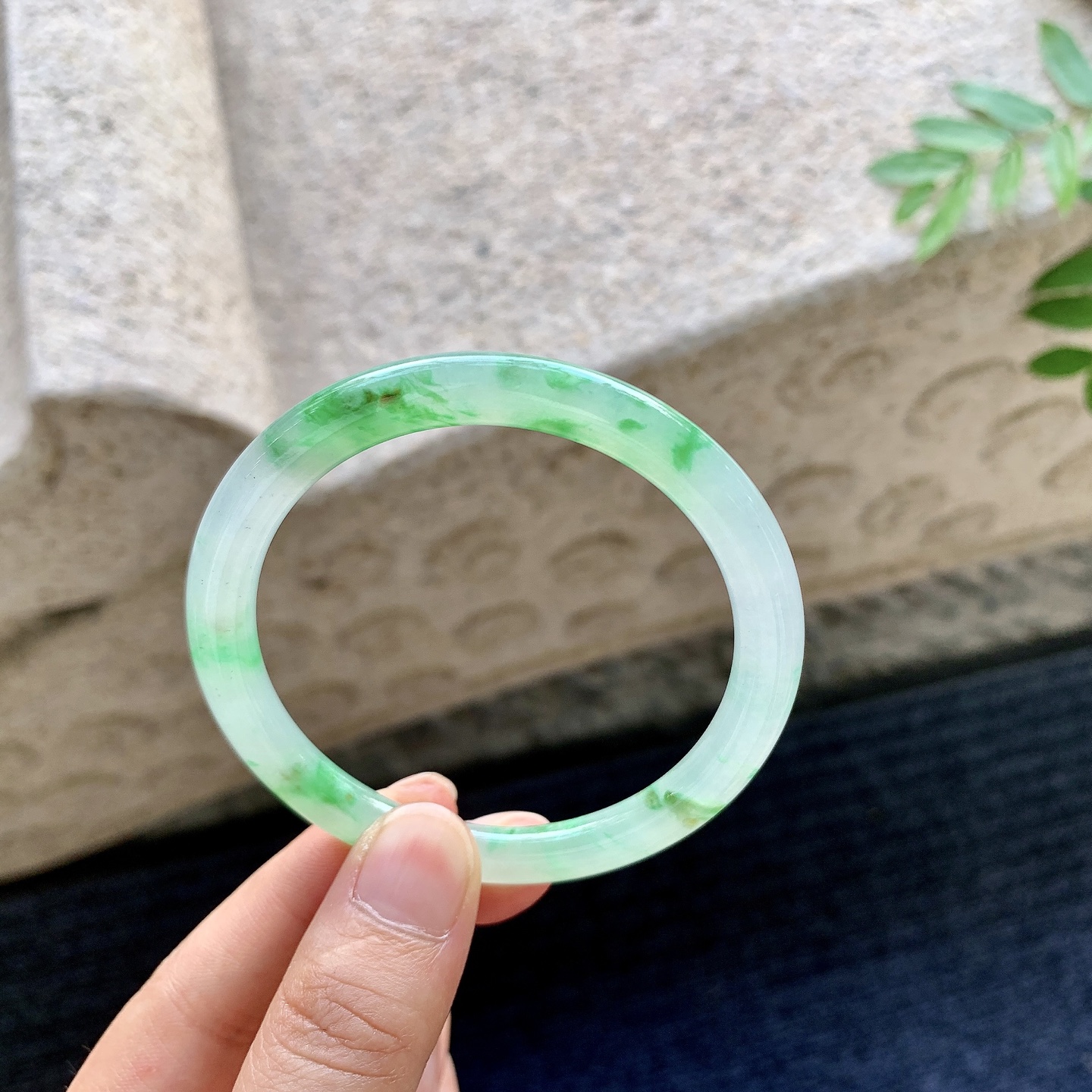 圆条53 54,圈口54/6.1/7.6,编码C5082335,冰糯飘绿，水润，种老，细腻，打灯有纹线
