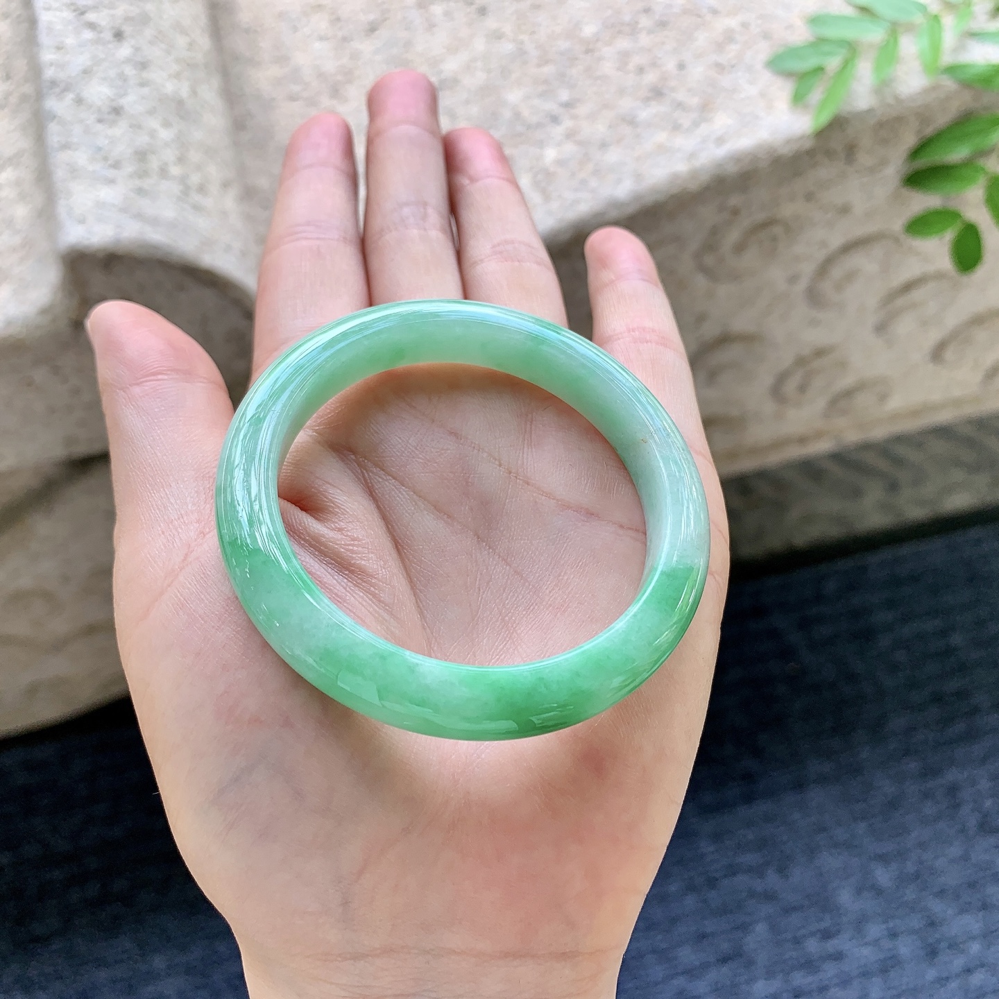 正圈49 50，圈口50.2/9/7.5，编码T1082319，细糯飘绿，水润，种老，细腻，有纹线