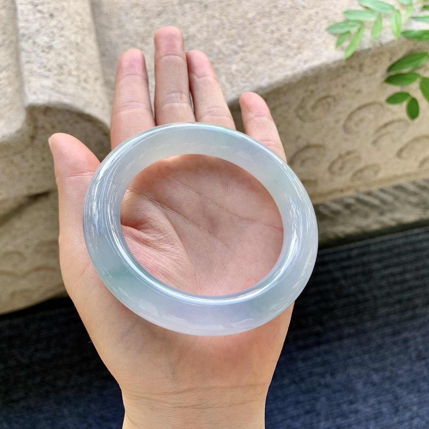 圆条56 57，圈口57.4/12.2/11.8，编码GL082340，冰糯，水润，种老，细腻，打灯