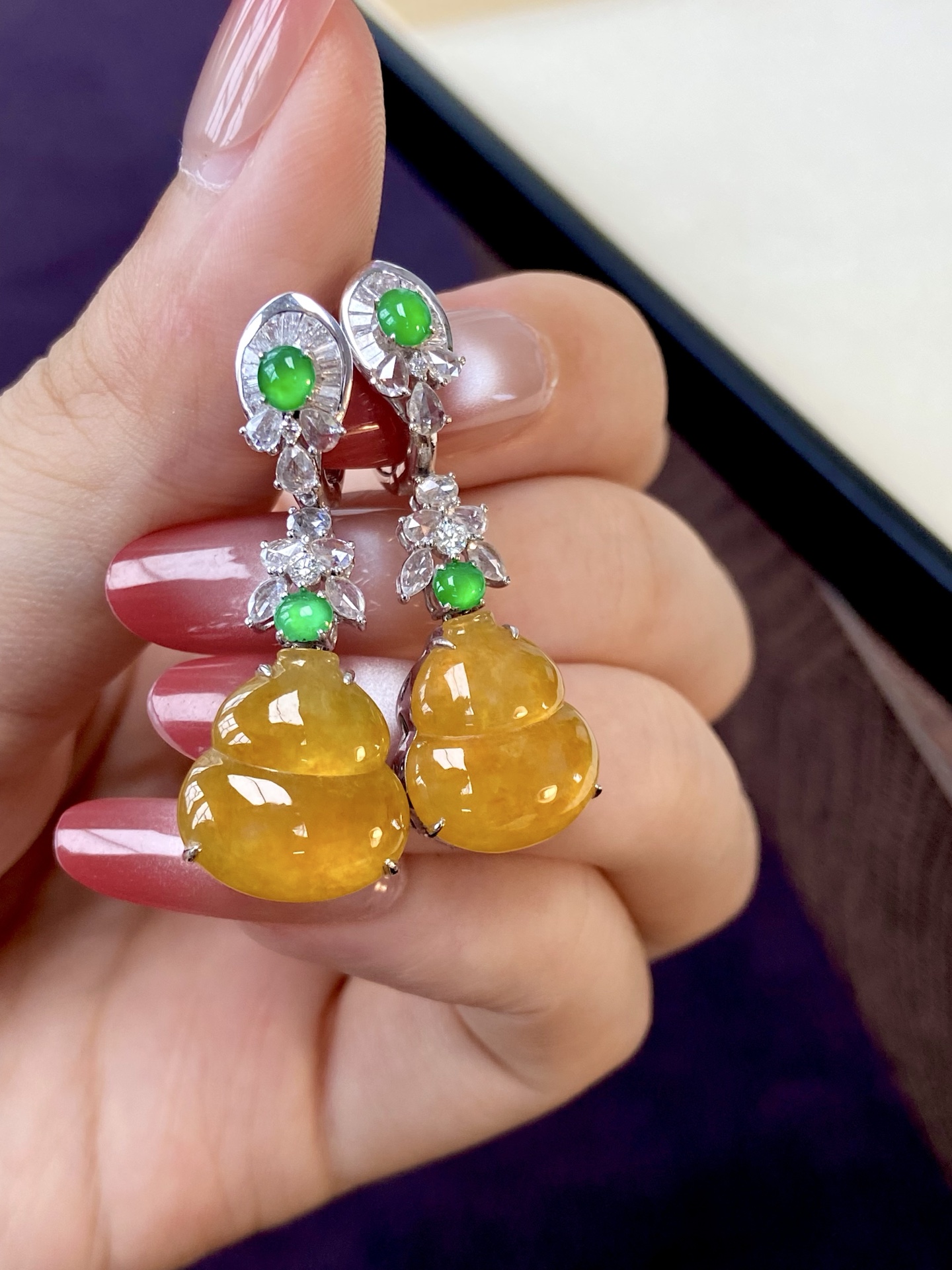 ️高冰种黄翡葫芦耳坠，品相无敌，明媚招财色，摇曳间尽显灵动贵气，是一眼惊艳的存在：35.8-13.4-8，裸石：14.3-13.4-3.6mm，无裂。