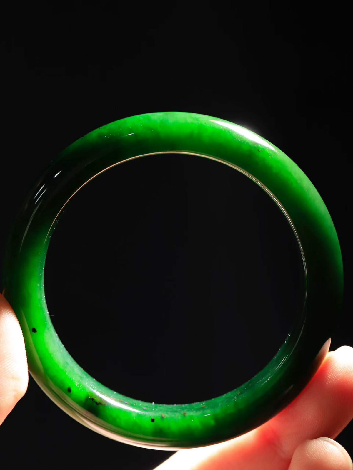 【碧色荡漾·手镯】

精品和田玉碧玉手镯，玉质细腻温润，手感舒适，️线条流畅，简约大气，美自天成，佩戴于腕间，婉约之美，举手投足间透出那份低调奢华，醉人心扉。重43.48克  内径圈口51.5mm  尺寸11-8.5mm  FDA-66802133