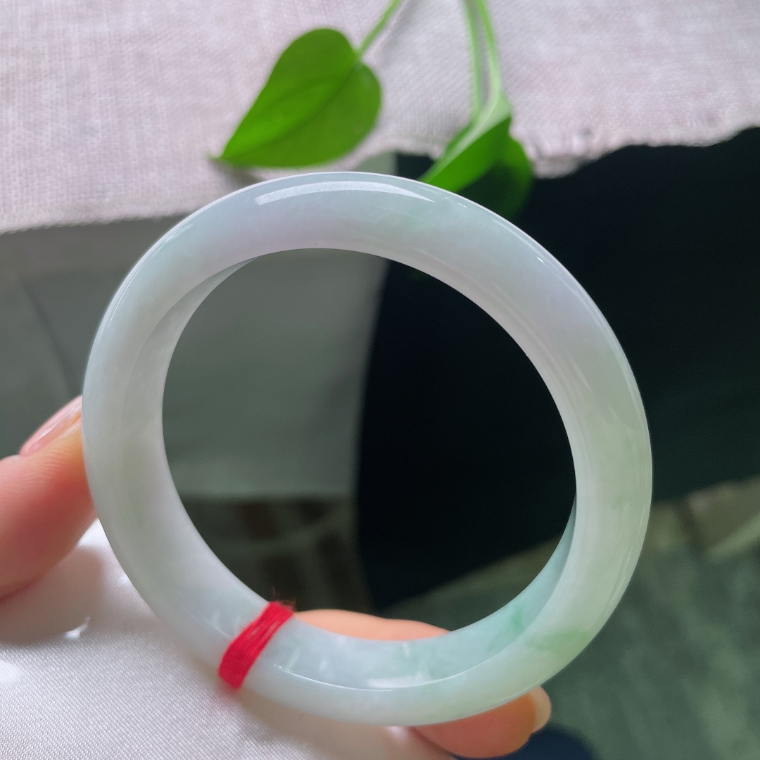 59/12.5/8.7，绿底正圈，无裂，绿调淡淡的不张扬，由浅至淡自然过渡，没有浓烈艳色，走温婉耐看路线。ss57850a