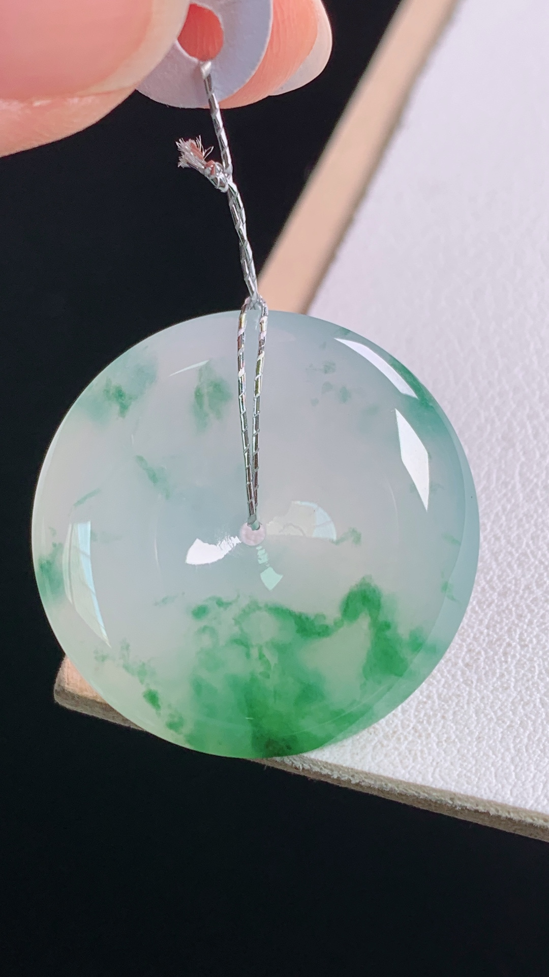 冰飘花平安扣，花色灵动，胶感十足，无裂，尺寸:26.4-5.5mm